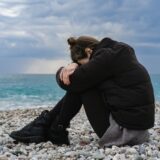 水辺で絶望する女の子