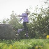 ジャンプする子ども