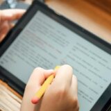 タブレットに記入する様子