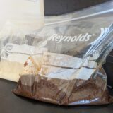 ジップロックで作成中の塩麹と醤油麹