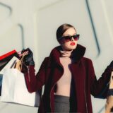 ショッピングバックを大量に持つ女性