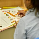 英語の教科書に書き込む女性