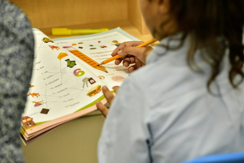 英語の教科書に書き込む女性
